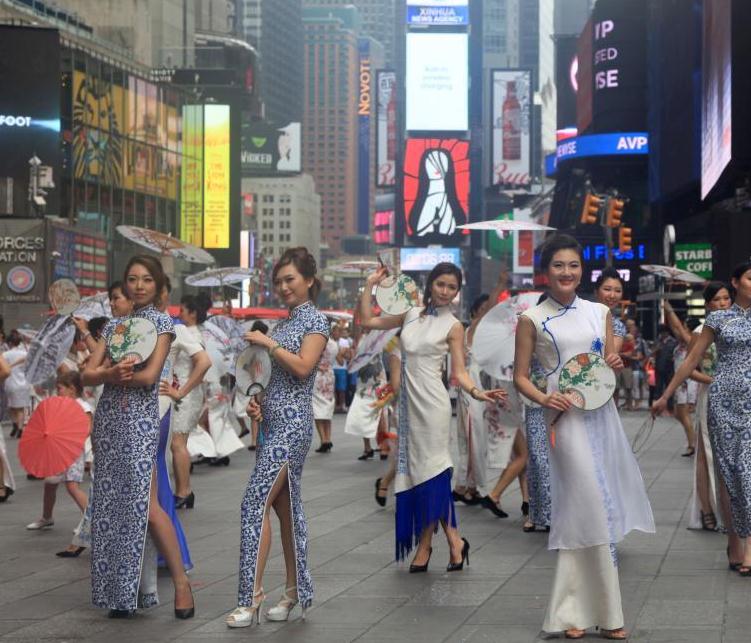 纽约时报广场举行中国旗袍“快闪”秀