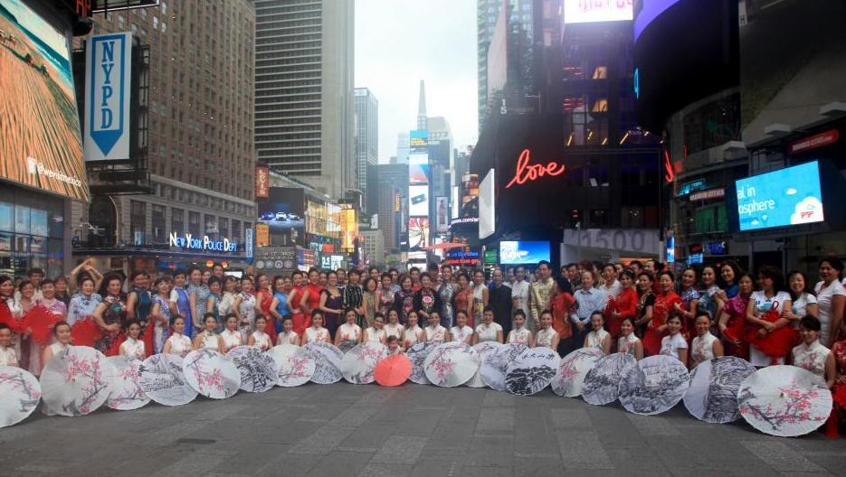 纽约时报广场举行中国旗袍“快闪”秀