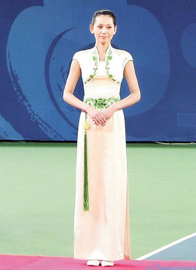 北京奥运会中的礼仪小姐身穿兼具古典与时尚的旗袍