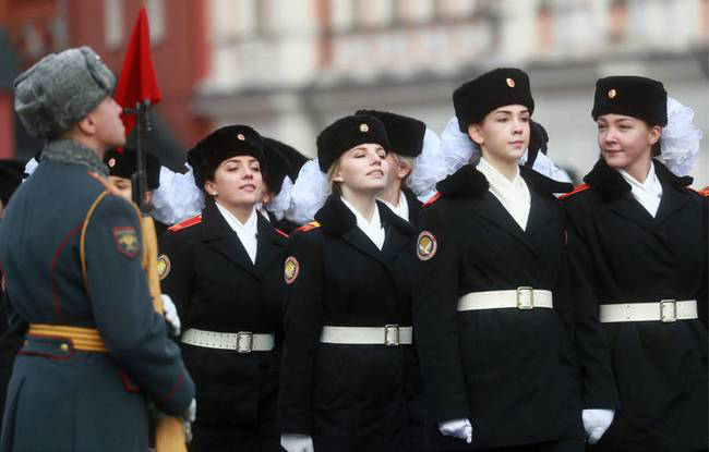 俄罗斯女兵身着苏联时期军装制服组图