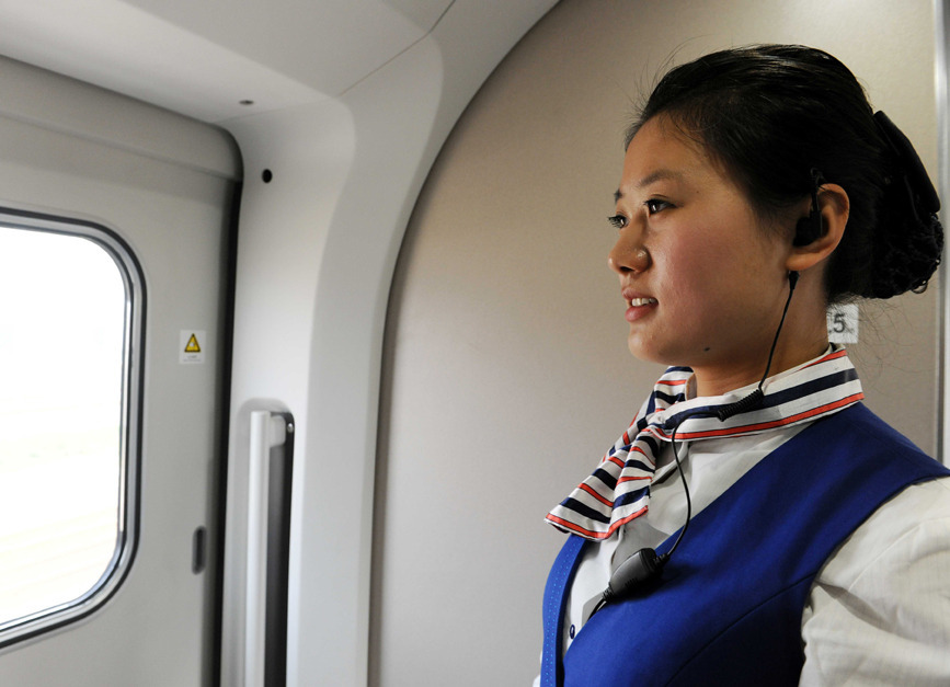 转载京沪高铁列车乘务员制服服装媲美空姐