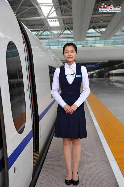 京沪高铁列车乘务员制服服装媲美空姐