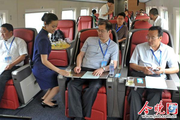 京沪高铁列车乘务员制服，京沪高铁列车空姐服装