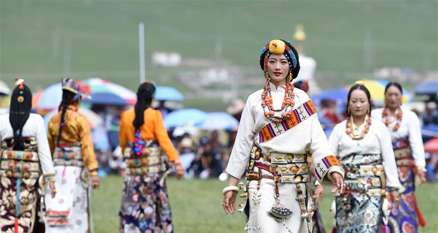 藏族服饰习俗的形成同藏民族居住的青藏高原的自然环境及气候条件生产