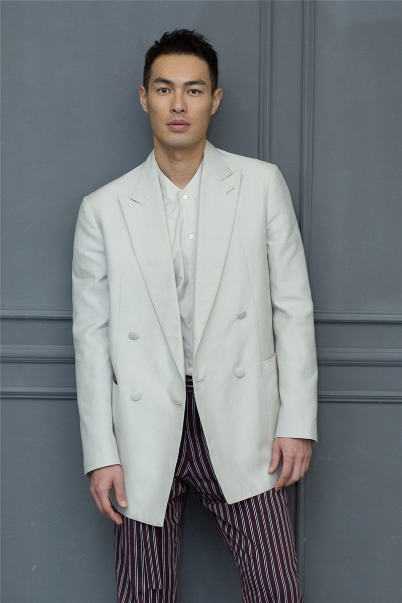 型男杨佑宁身穿白色西装制服图片